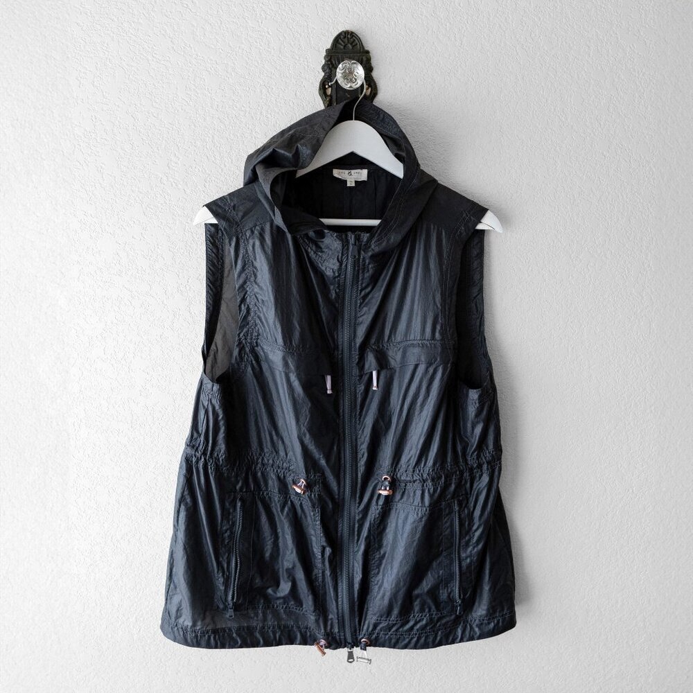 Lou & Grey Hooded Windbreaker Vest Sz Medium Lightweight Nylon Sleeveless Jacket